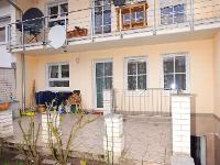 Wohnimmobilie Kauf Reihenhaus Wohnen Sie und kassieren Sie Miete. Geräumiges Reihenmittelhaus mit drei Wohneinheiten