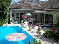 Wohnimmobilie Kauf Einfamilienhaus Luxuriöses Einfamilienhaus mit großem Swimmingpool