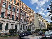 Wohnimmobilie Kauf Etagenwohnung Stilvolle Zwei-Raum-Wohnung mit Tageslichtbad, Balkon und Stellplatz
