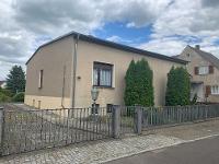 Wohnimmobilie Kauf Einfamilienhaus Einfamilienhaus mit großem Garten befindet sich im Dornröschenschlaf