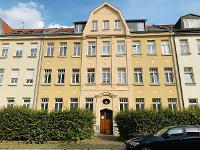 Wohnimmobilie Kauf Etagenwohnung Geräumige Drei-Raum-Wohnung mit Parkett und Balkon in attraktiver Wohngegend