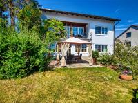 Wohnimmobilie Kauf Einfamilienhaus Ein tolles Einfamilienhaus mit Hanglage und wunderschönem Ausblick. Die Käufer waren bereits lange auf der Suche und waren überglücklich endlich die perfekte Immobil
